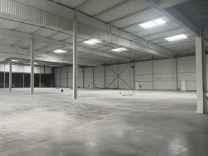 Ensemble immobilier de deux bâtiments. Intérieur pour activités industrielles.